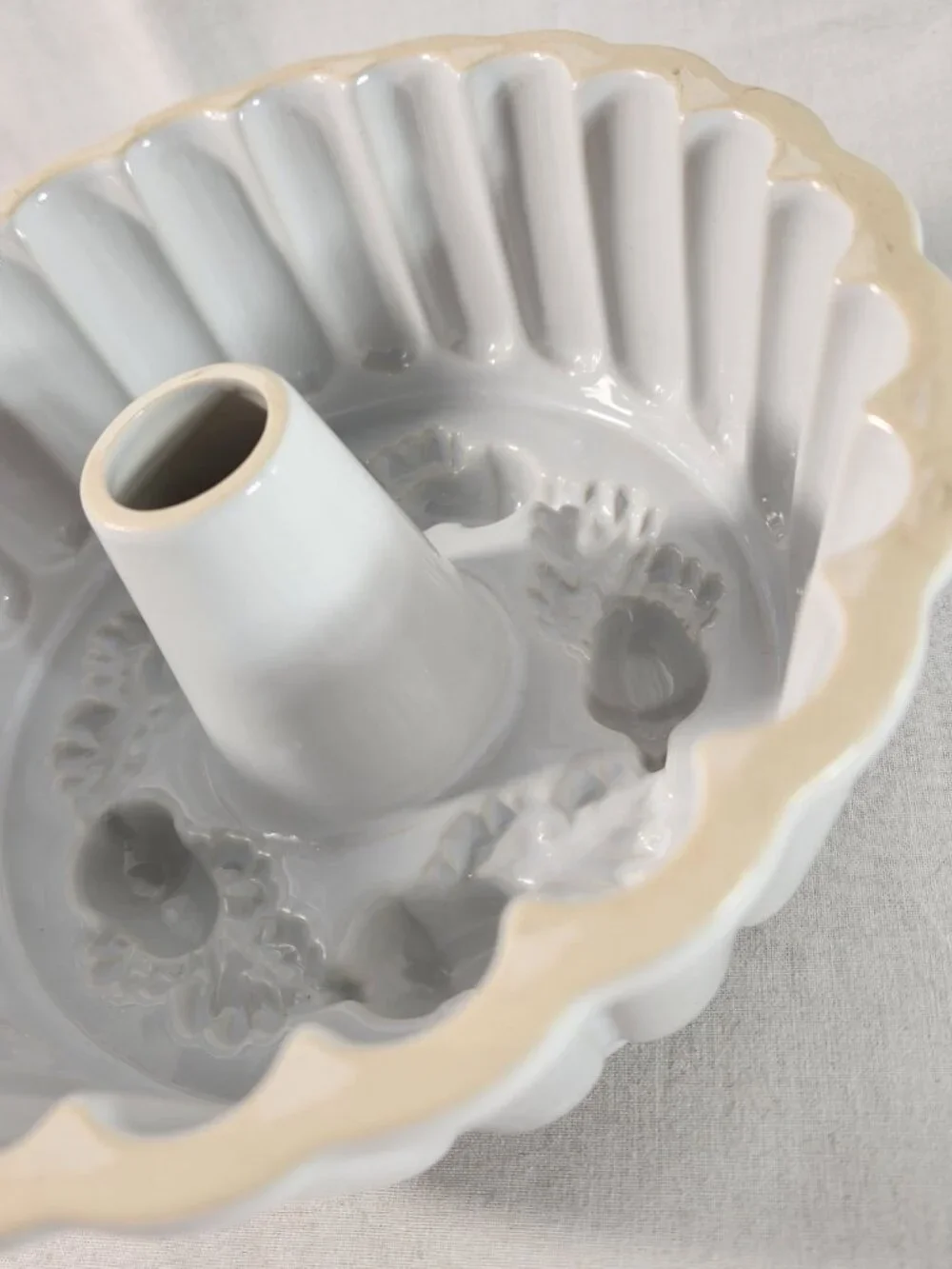 Williams Sonoma White Ceramic Acorn Cranberry Mold Pan Very Good Cond. Fast Ship
